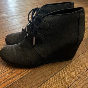 Tom's Kala Black Metallic Jacquard Lace Up Wedge Booties Boots Size 8